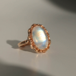 orijinal renk oyunlu ay taşlı lüks 925 ayar gümüş kadın tasarım yüzük modeli. A luxury women's statement ring featuring an original oval cabochon moonstone set in a rose gold-plated 925 sterling silver filigree bezel design.