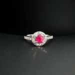 Bague d'élégance pour femme ornée d'un rubis naturel original entouré de zircons sur monture en argent 925.