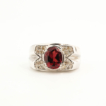Design-Ring aus 925er Sterlingsilber mit einem originalen ovalen Rubellit-Turmalin und Diamanten.