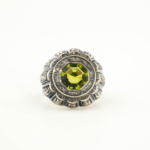 Anello da uomo in argento 925 con una pietra naturale di peridoto originale con taglio a facaccette ottagonale e incisioni fatte a mano.