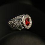 Bague pour homme en argent 925 ornée d'une pierre naturelle de citrine originale de taille facette aux tons rouges ardents et de motifs détaillés faits à la main. خاتم رجالي من الف