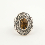 Bague pour homme en argent 925 ornée d'une pierre naturelle de citrine originale de coupe spéciale et de motifs détaillés faits à la main.