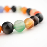 Bracciale di design di lusso con perle rotonde di pietra naturale di agata colorata da 8 mm.