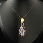 Colgante de diseño de lujo en plata de ley 925 con una piedra de amatista lavanda natural de corte gota, zafiros y citrinos.