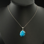 Colgante de diseño de lujo en plata de ley 925, adorado con una piedra turquesa natural de corte cabujón óvalo.