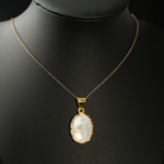 Pendentif de luxe en argent sterling 925 plaqué or orné d'une pierre de lune naturelle originale de coupe cabochon.