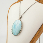 Collana in argento 925 con una pietra naturale di larimar originale con taglio cabochon ovale di grandi dimensioni e incisioni fatte a mano.