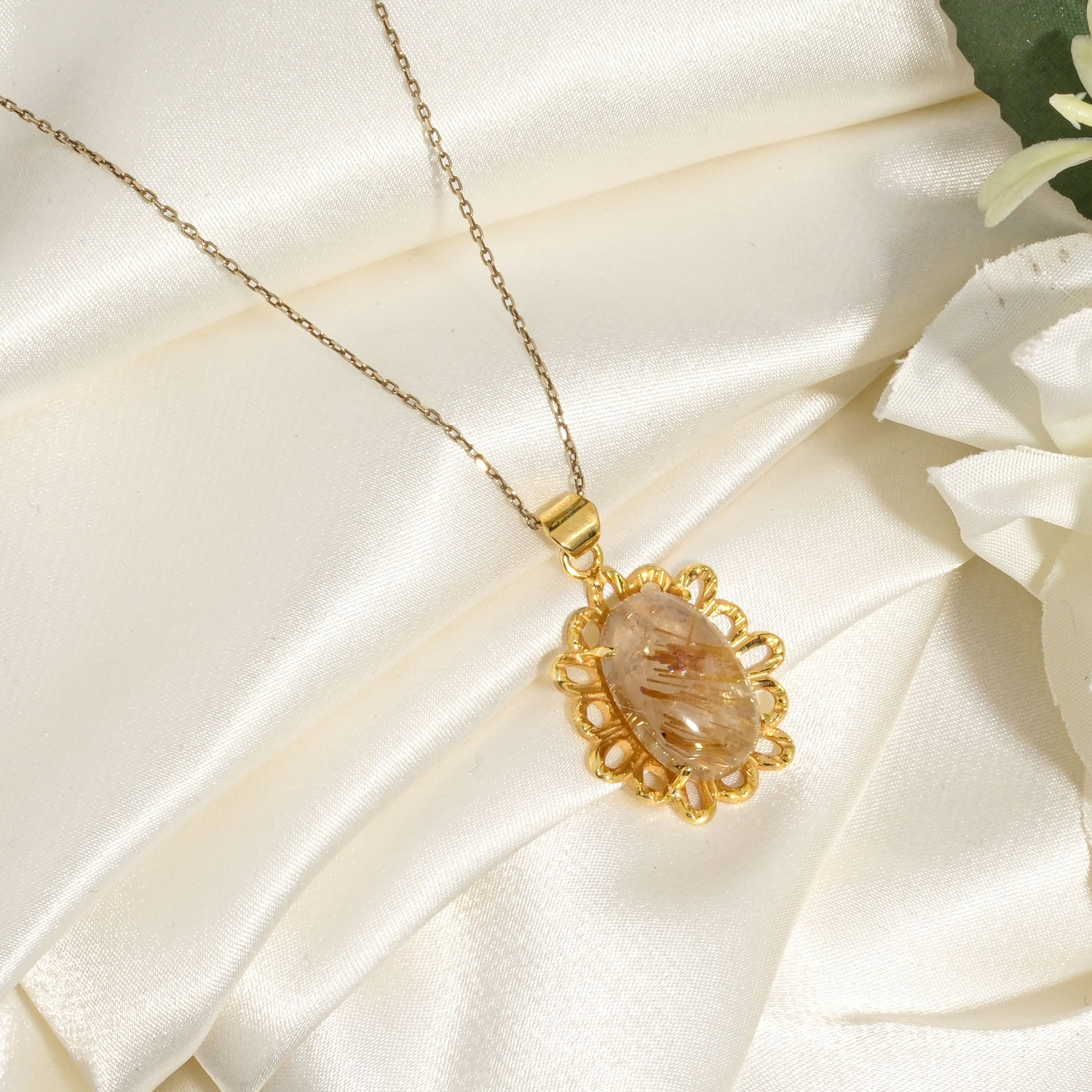 Elegant forgyldt 925 sølv halskæde til kvinder med oval naturlig gylden rutilkvarts ædelsten i blomsterramme. Elegant forgyldt 925 sølv halskæde til kvinder med oval naturlig gylden rutilkvarts ædelsten i blomsterramme.
