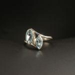Bague toi et moi pour femme en argent 925 sertie de deux topazes bleues naturelles taillées en marquise.