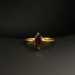 Bague solitaire pour femme en argent 925 doré sertie d'un grenat rouge naturel taillé en marquise.
