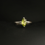 Bague solitaire pour femme en argent 925 sertie d'un péridot vert naturel taillé en marquise.