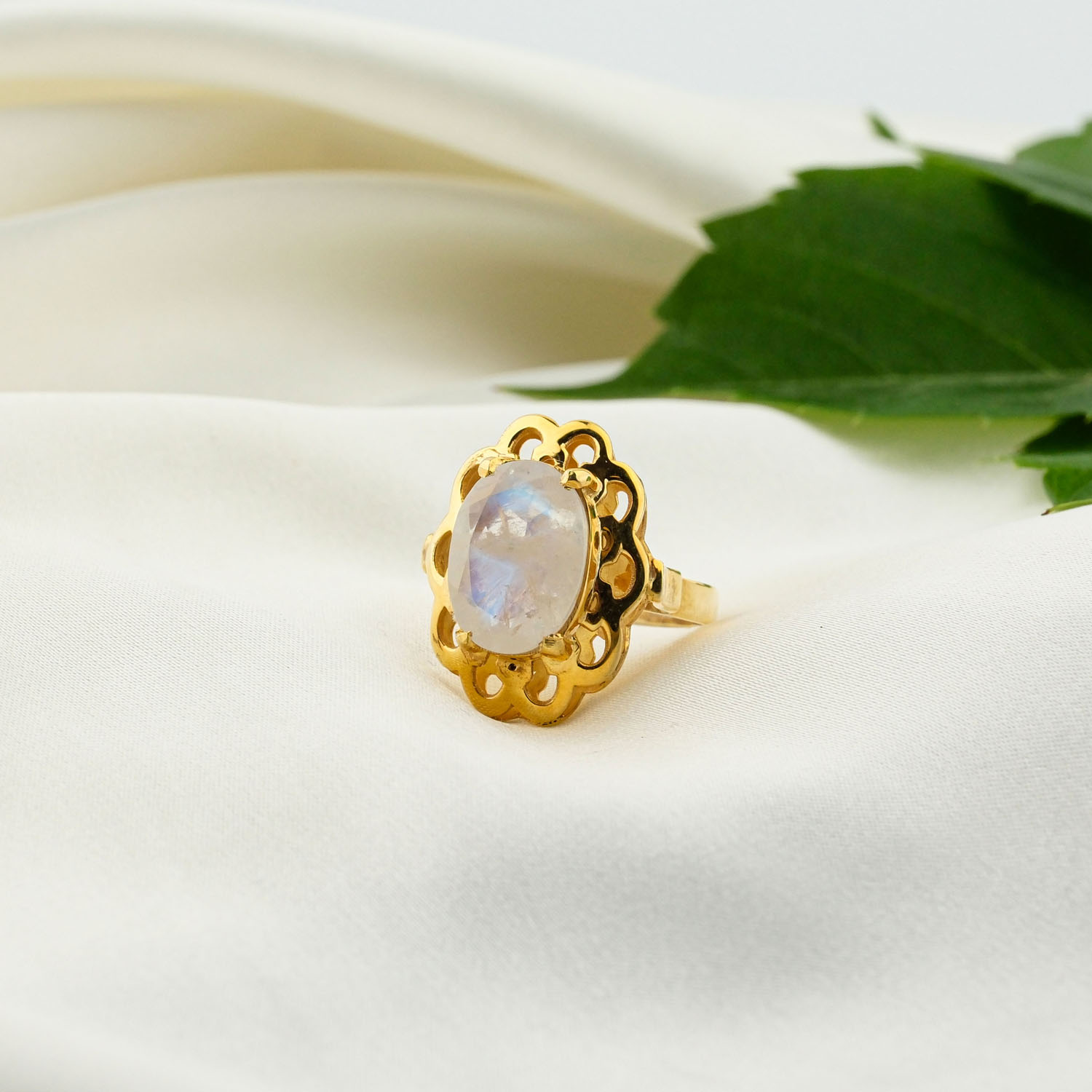 bague-femme-pierre-de-lune-naturelle-65ct-argent-925-dore-dentelle Orijinal 6,5 ct oval kesim mavi ışıltılı hareli ay taşlı dantel motifli gold kaplama 925 ayar gümüş kadın yüzük.