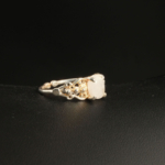 Bague ajustable pour femme en argent 925 sertie d'une pierre de lune blanche naturelle taille cabochon.