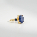 Bague tria pour femme en argent 925 doré sertie d'un saphir bleu naturel de 6.7 ct et pierres latérales.