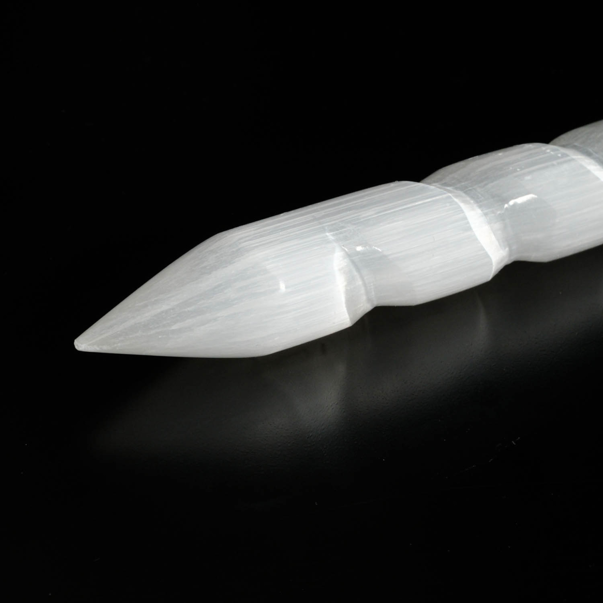 Bâton torsadé à pointe en sélénite blanche naturelle de 14 cm pour le massage et l'énergie.