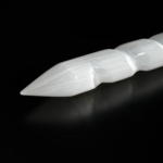 Bâton torsadé à pointe en sélénite blanche naturelle de 14 cm pour le massage et l'énergie.