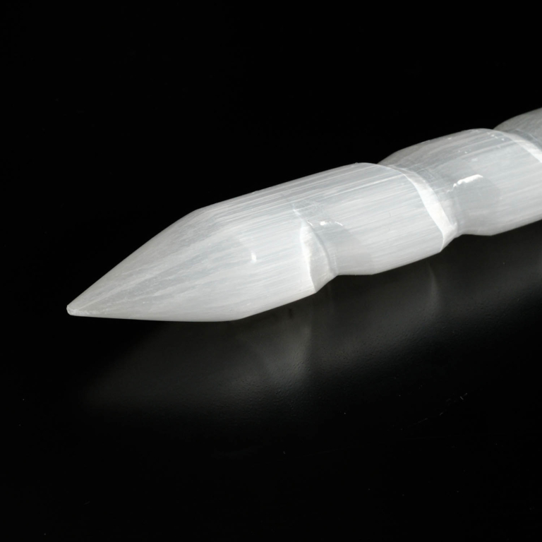 Bâton torsadé à pointe en sélénite blanche naturelle de 14 cm pour le massage et l'énergie.
