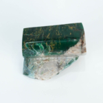 Spécimen brut et poli en jade vert du Brésil naturel sculpté de 125 g pour décoration d'intérieur.