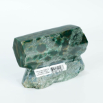Spécimen brut et poli en jade vert du Brésil naturel sculpté de 470 g pour décoration d'intérieur.