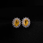 Boucles d'oreilles en argent 925 avec saphir jaune naturel original et entourrage en zircons.