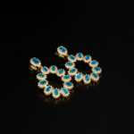 Orijinal London Blue Topaz doğal taşlı 925 ayar gümüş üzeri altın kaplama gösterişli halka kadın küpe modeli.
