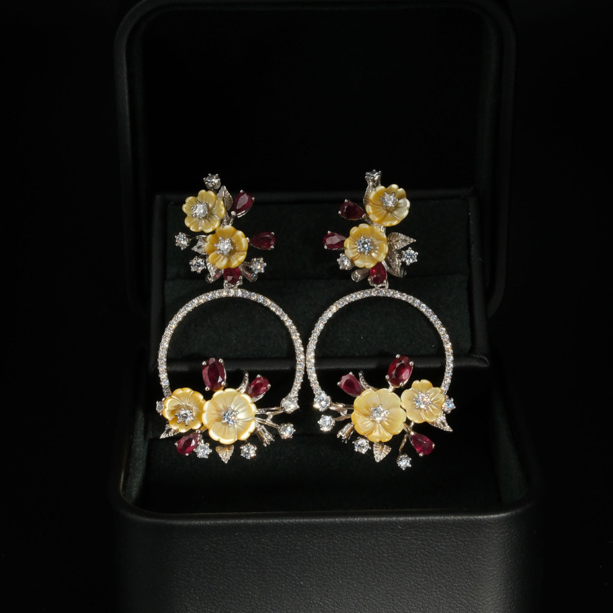 Boucles d'oreilles pendantes pour femme en argent 925 avec fleurs en nacre jaune et rubis naturels.