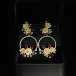 Boucles d'oreilles pendantes pour femme en argent 925 avec fleurs en nacre jaune et rubis naturels.