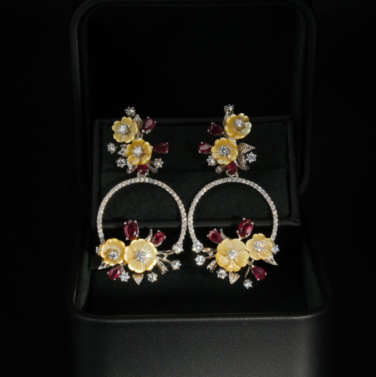 Boucles d'oreilles pendantes pour femme en argent 925 avec fleurs en nacre jaune et rubis naturels.