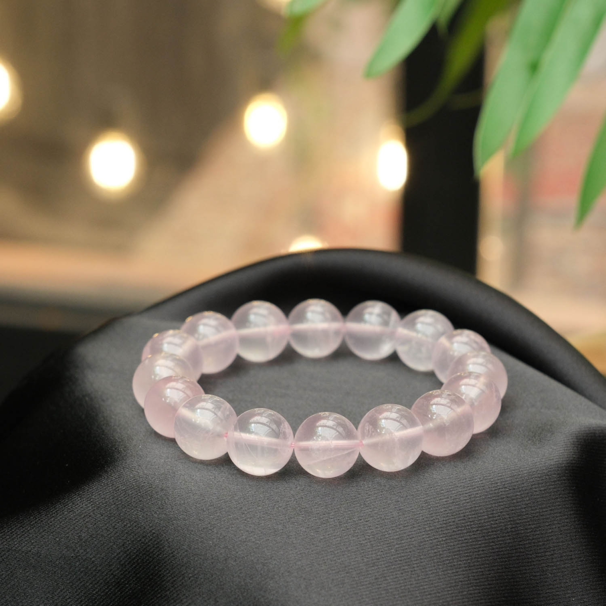 Design-Armband aus originalen 13-14mm 6A+ Rosenquarz-Natursteinen im glatten Rundperlen-Schliff.