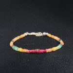 Bracelet réglable pour femme en argent 925 avec perles facettées d'émeraude, saphir et rubis naturels.