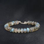 Bracelet pour femme en argent 925 orné de perles rondelles facettées de labradorite naturelle irisée.