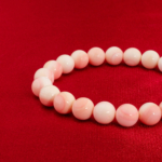 Bracelet élégant pour femme en opale rose reine naturelle de 8-9 mm perles rondes polies.
