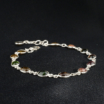 Bracelet réglable pour femme en argent 925 avec cabochons ovales de tourmaline multicolore naturelle.