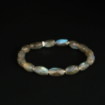 Bracelet élastique en labradorite naturelle taillée en facettes de 8x11,5 mm avec intercalaires en argent 925.