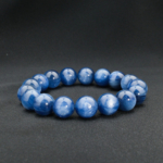 Bracelet élastique unisexe orné de perles rondes en kyanite bleue naturelle soyeuse de 11-12 mm.