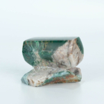 Handpolierte geometrische Skulptur aus echtem brasilianischem Jadeit-Rohstein 125g auf Natursteinsockel.