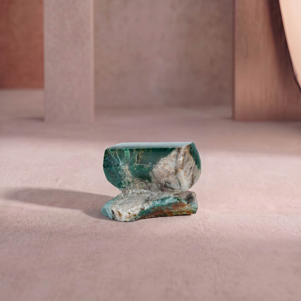 Orijinal 125 gram 5x4x3 cm geometrik prizma kesim Brezilya yeşim doğal taş ham kütle dekoratif parça.