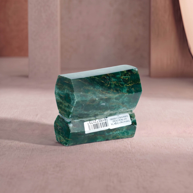 Orijinal 303 gram 3,5x6,5x6 cm geometrik prizma kesim Brezilya yeşim doğal taş ham kütle dekoratif parça.