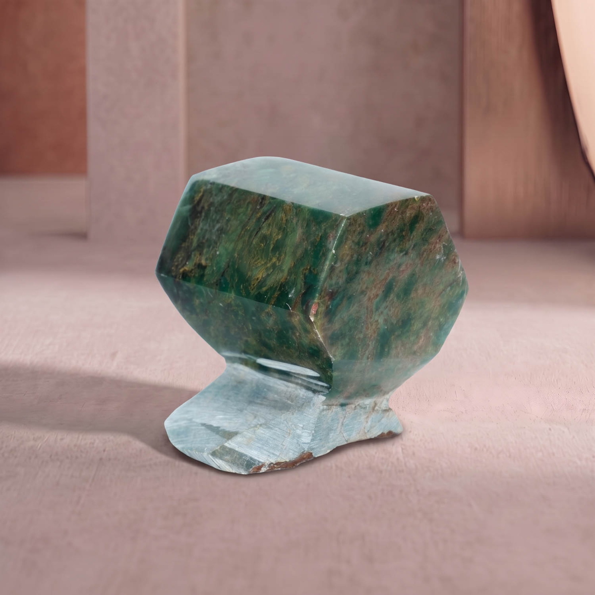 Orijinal 331 gram 6x6x6 cm geometrik kesim Brezilya yeşim doğal taş ham kütle dekoratif parça.