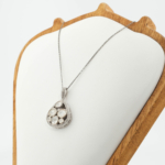Colier vintage de damă din argint 925 cu felii de diamant natural în montură în formă de pară.