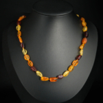 Collier pour femme composé d'ambres de la Baltique multicolores avec fermoir et chaînette en acier inoxydable.