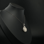 Collier vintage pour femme en argent 925 orné de tranches de diamants naturels taillés en goutte.