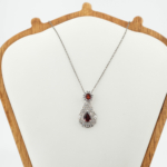 Collier de design pour femme en argent 925 orné d'un grenat rouge naturel taillé en poire.