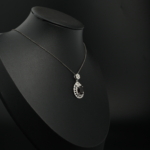 Pendentif de design en argent 925 pour femme avec une pierre ovale de grenat rouge naturel.