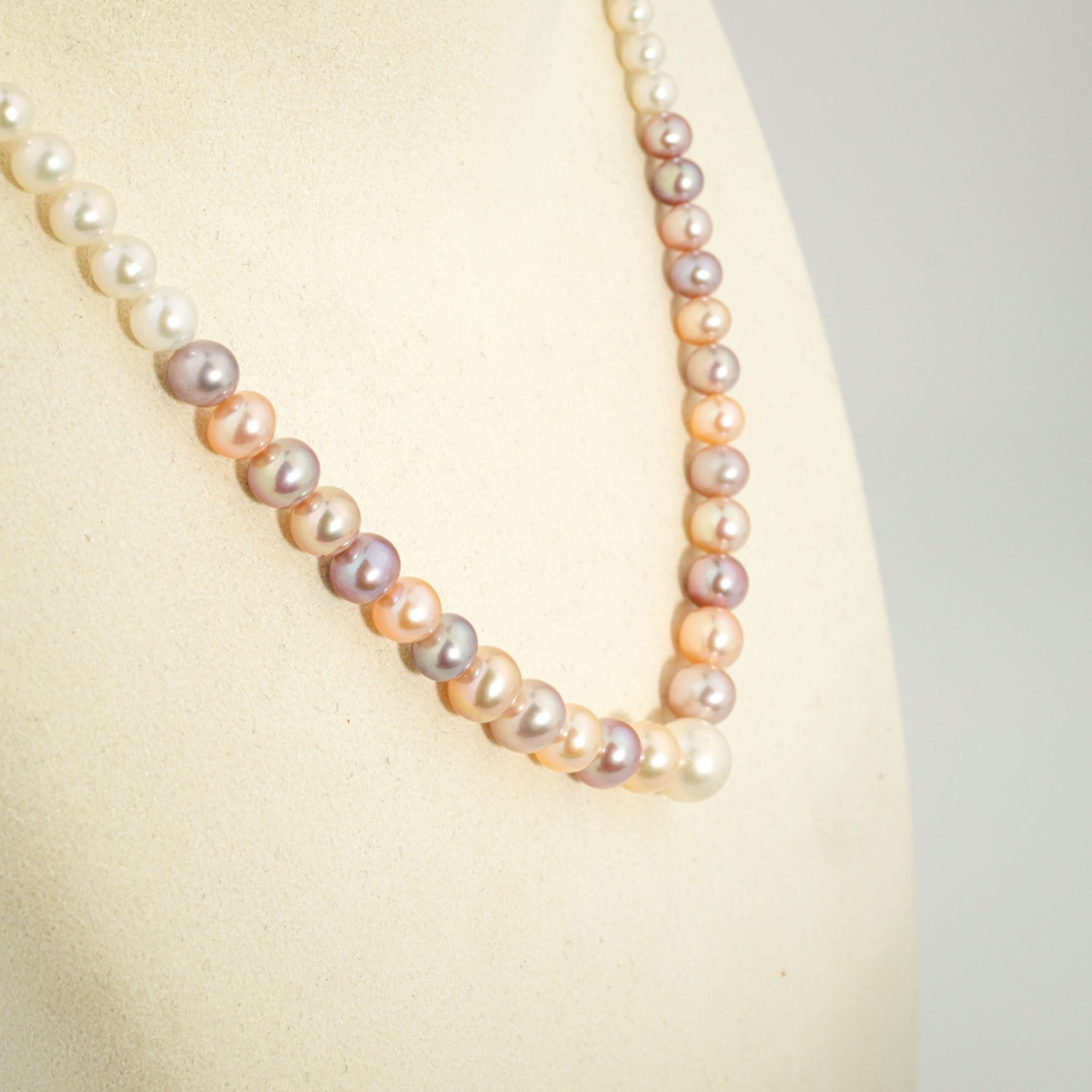 Collier ras-du-cou pour femme en argent 925 orné de véritables perles de culture océaniques dégradées.