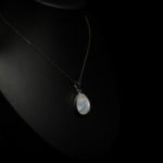 Collier de design pour femme en argent 925 orné d'une pierre de lune naturelle taillée en poire de 11,85ct.