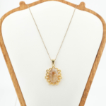 Collier de design pour femme en argent 925 plaqué or orné d'un quartz rutile doré naturel cabochon ovale.