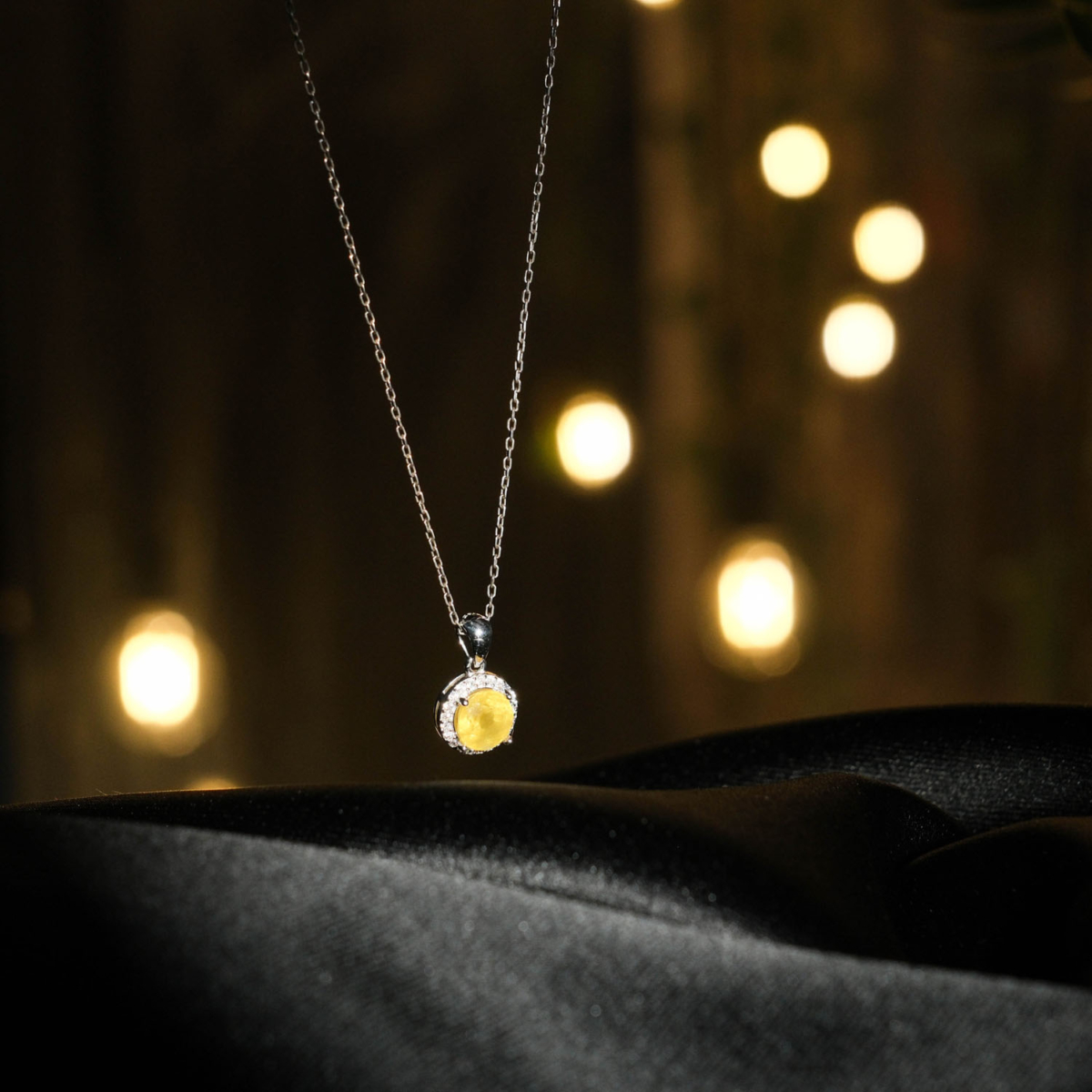 Damen Halskette aus 925 Silber mit natürlichem rundem gelbem Saphir und glänzendem Halo Anhänger.