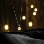 Damen Halskette aus 925 Silber mit natürlichem rundem gelbem Saphir und glänzendem Halo Anhänger.