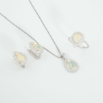 Dames sieradenset van 925 zilver met peervormige cabochon regenboogopaal met hanger ring en oorbellen.
